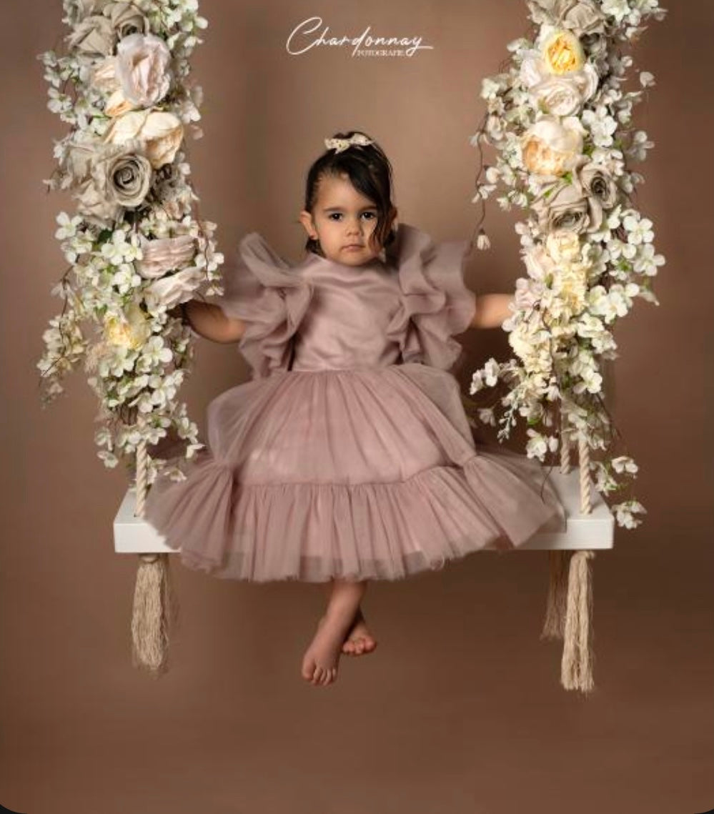 FLOWER GARLAND in white pudding and cocoa gray model