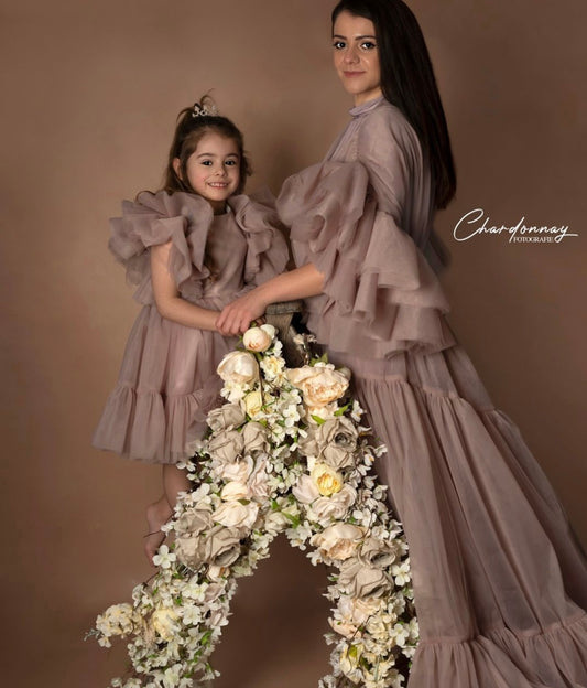 FLOWER GARLAND in white pudding and cocoa gray model