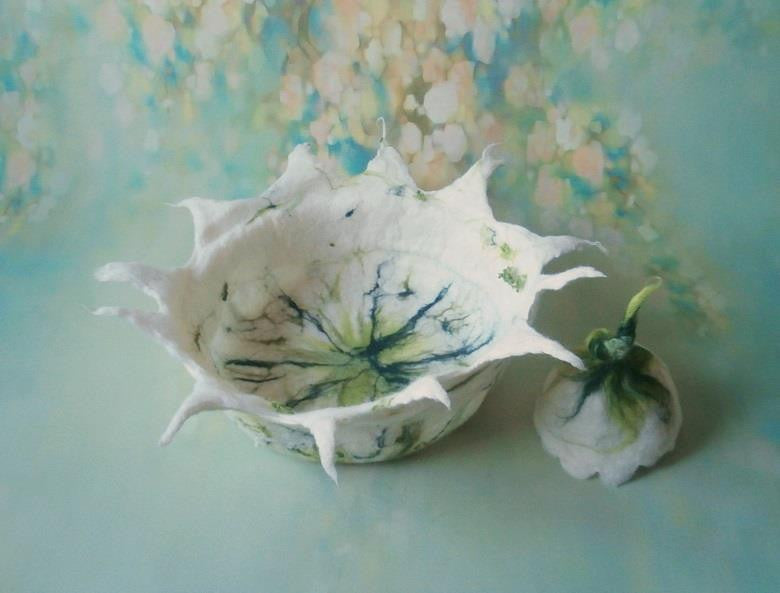 Top view of Althéa felted botanical flower bowl with matching ivory and green bonnet for newborn photography