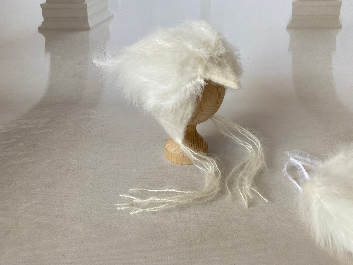 White Swan Heirloom – Feather Edition (Model I)
Hand-Felted Newborn Swan Bonnet & Wings Set