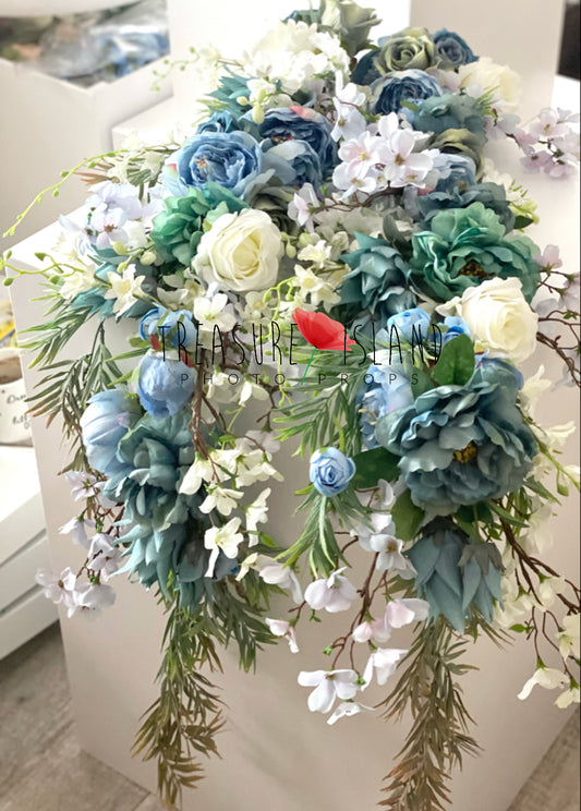 FLOWER GARLAND in turquoise turquoise blue model