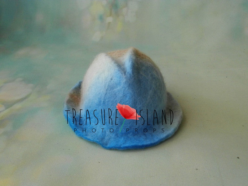 Natural curly sheep wool blanket and matching Sky Blue & Warm Beige felted newborn hat